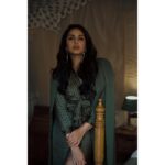 Huma Qureshi Instagram - Aapna Time Ayegaaaaa !! Posing ... Me and my shiny big front tooth ... Photograph @shreko Styled by @umeshvashisht Make-up @ajayvrao721 Hair @makeupbytwinkledhariya Jewellery @outhousejewellery Dress Stylist’s own Cape @fancypantsthestore Location @grapecounty #apnatimeaayega #dressup #mood