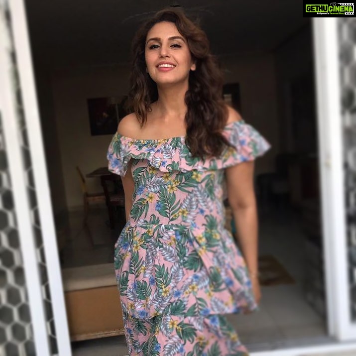 Huma Qureshi Instagram - I was never the prettiest girl in my class but I was always the smartest. I believe in keeping it real and the way I present myself .. No societal pressures could change that.. My flaws are my real strength. Let's be who we are and #LetsBreakTheRulesOfBeauty For me confidence is the key. I am unafraid to be myself. That for me is the true meaning of being beautiful and authentic @dove #pretty #authentic #humaqureshi #realme
