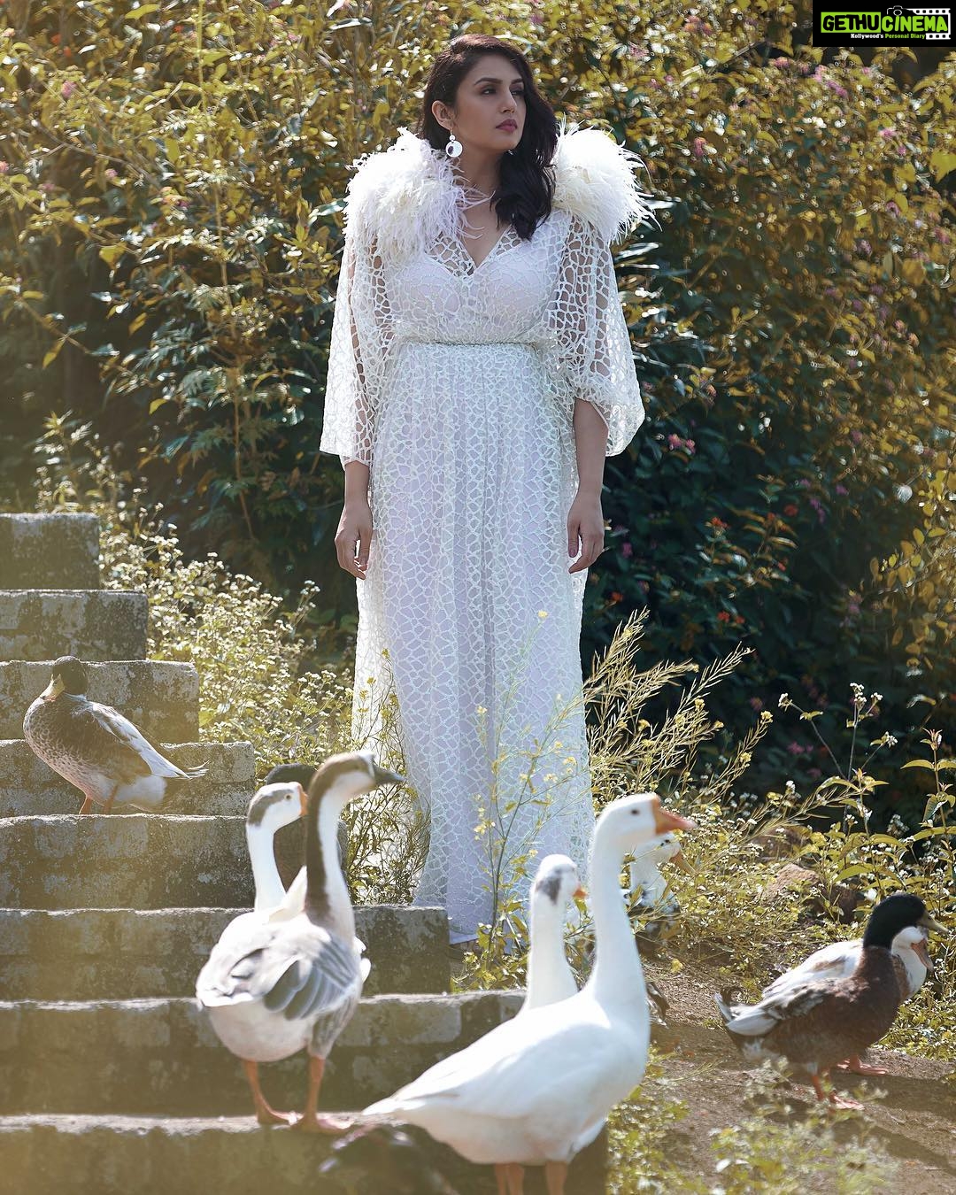 Huma Qureshi Instagram - White. Shimmery. Feathers. Caption by @saritatanwar2707 π Photograph @shreko Styled by @umeshvashisht Make-up @ajayvrao721 Hair @makeupbytwinkledhariya Embellished Kaftan @priakataariapuri Jewellery @tribebyamrapali Location @grapecounty #photo #white #mood #humaqureshi #ducks #feathers
