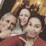 Huma Qureshi Instagram - As you can see ... I'm clearly over-the-moon, working on my first series, with Netflix's 'Leila' directed by none other than Deepa Mehta, Shankar Raman and Pawan Kumar! @netflix_in #DeepaMehta @shanksthekid @pawankumarfilms As you can see so excited to be directed by the legend #DeepaMehta ... and mommie dearest dropped in on set to give us her duas and pyaar ❤ #Leila #postpackup #selfie