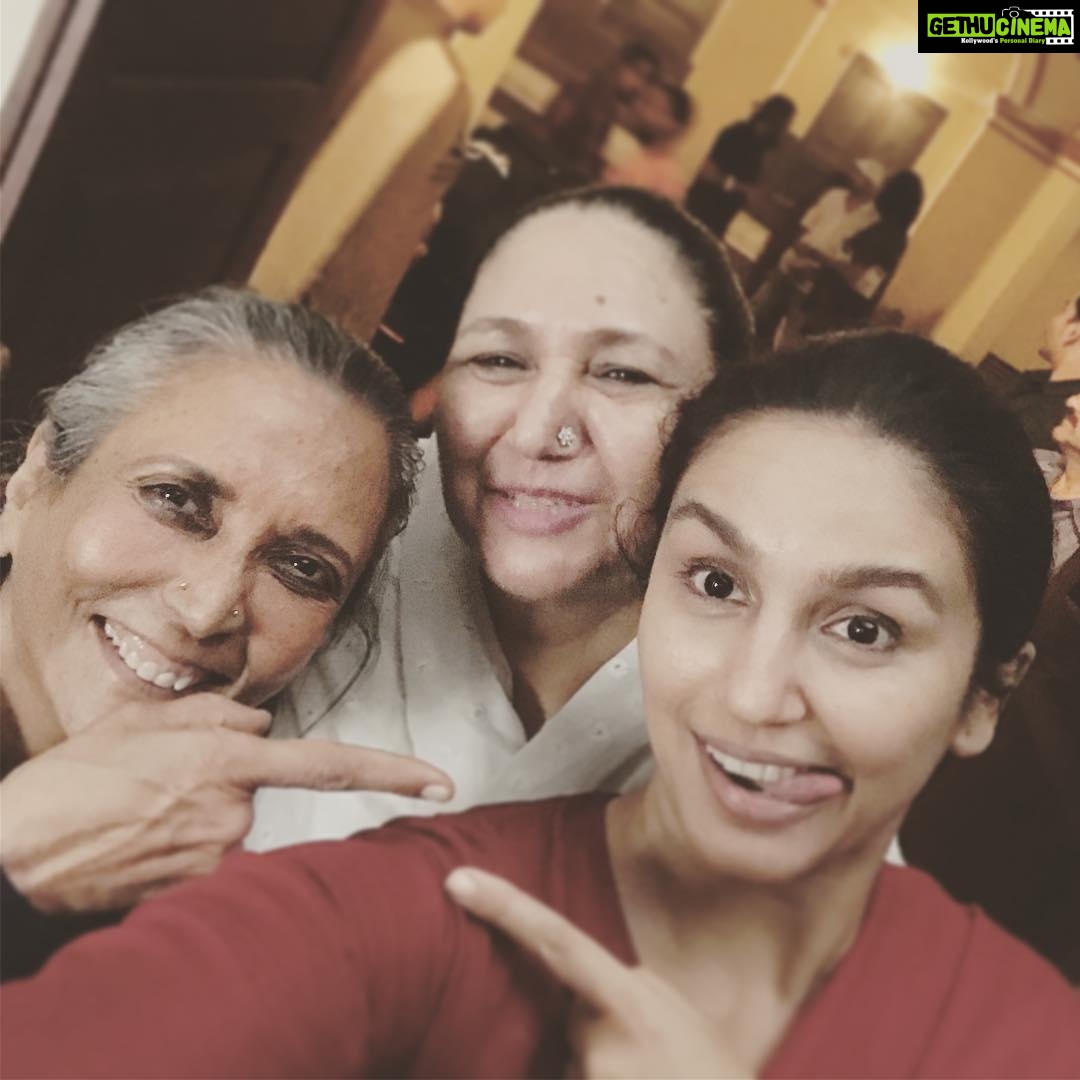 Huma Qureshi Instagram - As you can see ... I'm clearly over-the-moon, working on my first series, with Netflix's 'Leila' directed by none other than Deepa Mehta, Shankar Raman and Pawan Kumar! @netflix_in #DeepaMehta @shanksthekid @pawankumarfilms As you can see so excited to be directed by the legend #DeepaMehta ... and mommie dearest dropped in on set to give us her duas and pyaar ❤ #Leila #postpackup #selfie