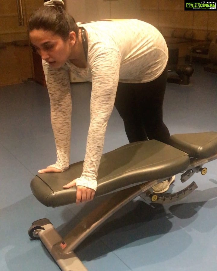Huma Qureshi Instagram - So @rakeshudiyar knows how much I hate functional workouts .. so today he made me do functional routine today which I nicknamed the 'Maut Workout' 💀 But what a happy hormone rush #NoMusic #NoDistraction just the voice of Rakesh sir 😂🤣 #endurance #workout #postpackup #Mondaymotivation (PS - Posting 4 out of 12 exercises )
