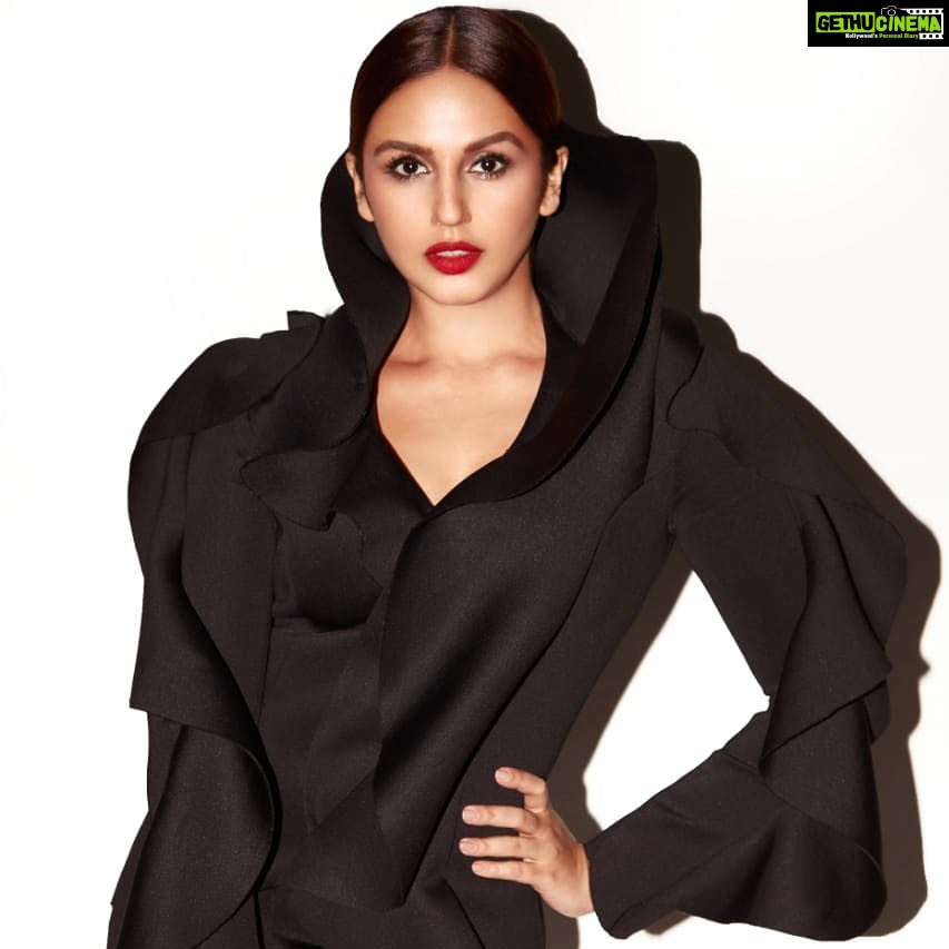 Huma Qureshi Instagram - Dark Soul part deux ... @aasthasharma @rahuljhangiani @inherchair #black #dark #soul ... some images help us connect.. the last one I posted made me connect with a old lost friend .. (friends who we like but haven't spoken to in a long long time ) ... maybe I shall find more old lost souls with this one ... amen