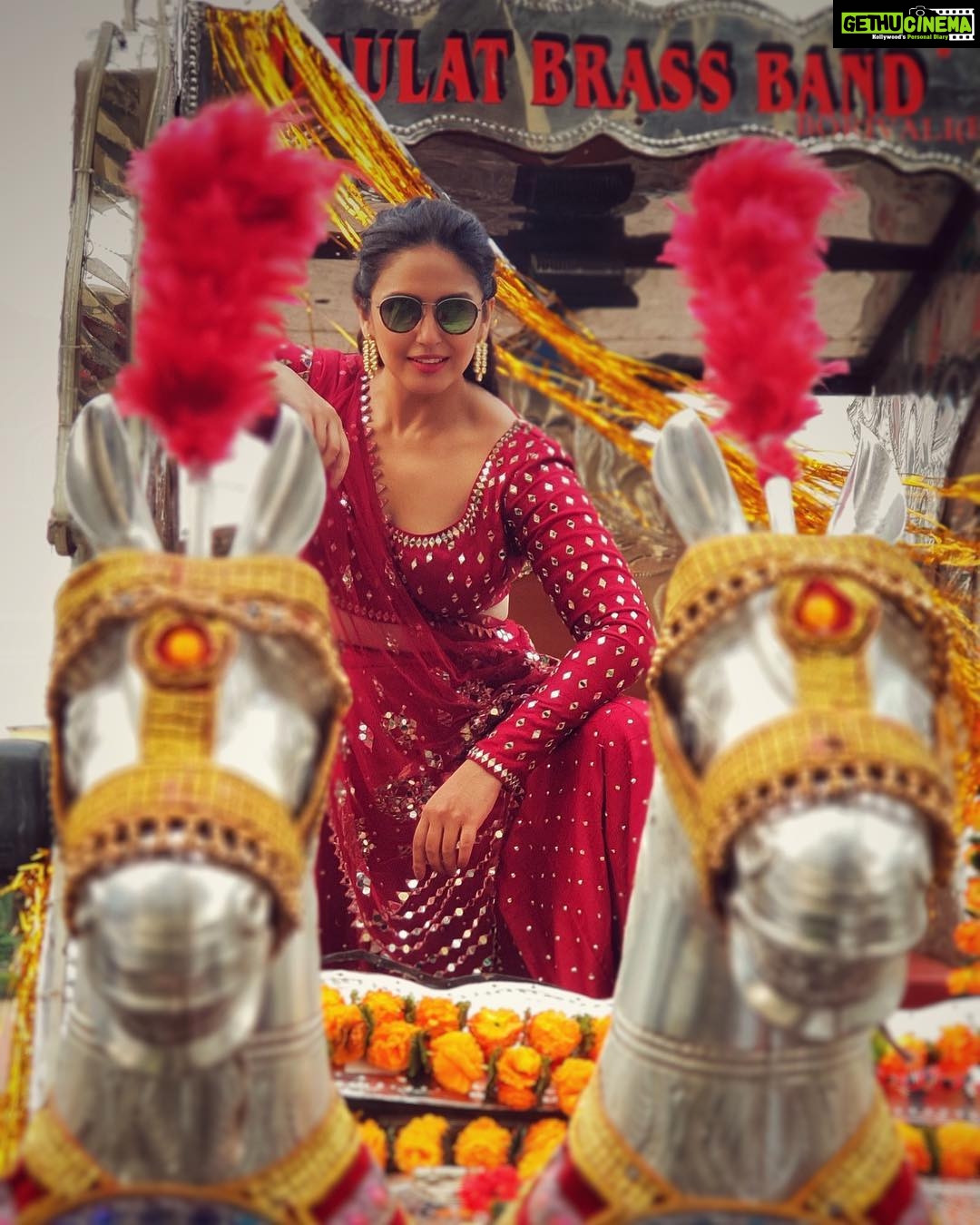 Huma Qureshi Instagram - Swag toh full on hai boss !! Dancing for #IBD #GrandFinale styled by @mohitrai assisted @harshitadaga01 makeup and glasses courtesy @ajayvrao721 hair @sanapathan104 manager @nautankichaiti photo @rebeccagon2 edit @tina_motwani 🔥🔥🔥#swag #ladki #patakkha #humaqureshi Outfit @abhinavmishra_ Jewellery @aquamarine_jewellery
