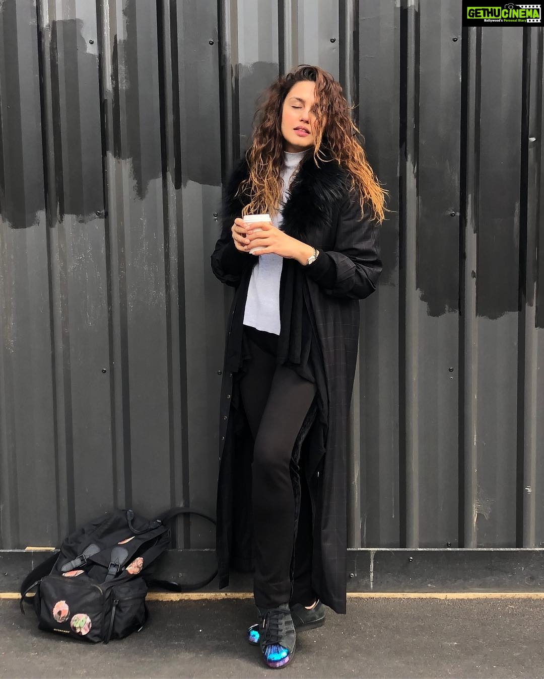 Huma Qureshi Instagram - Those coffee type feelings .. only coffee lovers can get it ☕️#coffee #feels #melbourne #walking Photo by the amateur - @nautankichaiti Stylish by the Uber blonde @aeshy That #jacket by @two.twostudio #fauxfur @aliceandolivia Keeping my #time @omega and my faithful @burberry bag #traveller #gypsy #HQAroundTheWorld