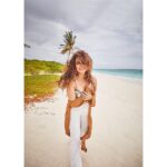Huma Qureshi Instagram - Whisk me away with you , my love 💕 #mood #love #wildchild #beach #Maldives @rohanshrestha @marianna_mukuchyan @theanisha @hideawaybeachmaldives @travelandleisureindia