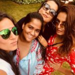 Huma Qureshi Instagram - Lovely Ladies in the house !!! Happy bday @arpitakhansharma !! @minimathur @kanchikaul ❤ #ak30 #friends #poolside #party #sun