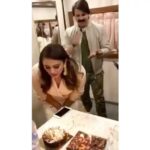 Huma Qureshi Instagram - Thank you my #IndiasBestDramebaaz family for bringing my bday early yesterday... and for all the 3 cakes and the dancing and the love 💃🏻❤You all made it really special @omungkumar @vivekoberoi @shantanu.maheshwari @media.raindrop and all my Lil cuties #bday #love #blessed #humaqureshi We all need nothing but love 🤗❤🎂😍