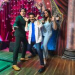 Huma Qureshi Instagram – I don’t know who is the bigger Dramebaaz ??!! Us -the judges or the lil cutie kids on #India’sBestDramebaaz Season 3 !! @omungkumar @vivekoberoi @zeetv @mohitrai @itsshanshan_ @nautankichaiti #television #debut #kids #fun #humaqureshi #shoot #life