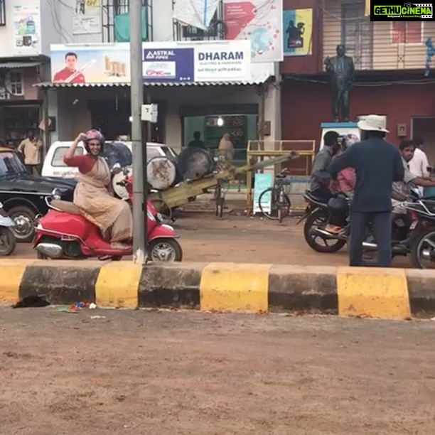 Huma Qureshi Instagram - Throwback to ... When you are feeling a lil nervous riding a scooty wearing a sari on a mucky road with traffic ๐น๐น๐น Just do the #goofy #SariDance Thank you for capturing this @atrayee777 #Kaala #behindthescenes #dance #funtimes #goofygirlsarethebestgirls #throwback