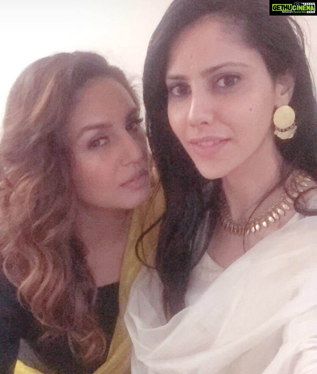 Huma Qureshi Instagram - When u must post a picture with the funniest girl in the room @nimisha.behl Yes, she is an acquired taste 😂😂😂 #GossipGirl #Madhatter #punjabi #rocks #love #DelhiGirls