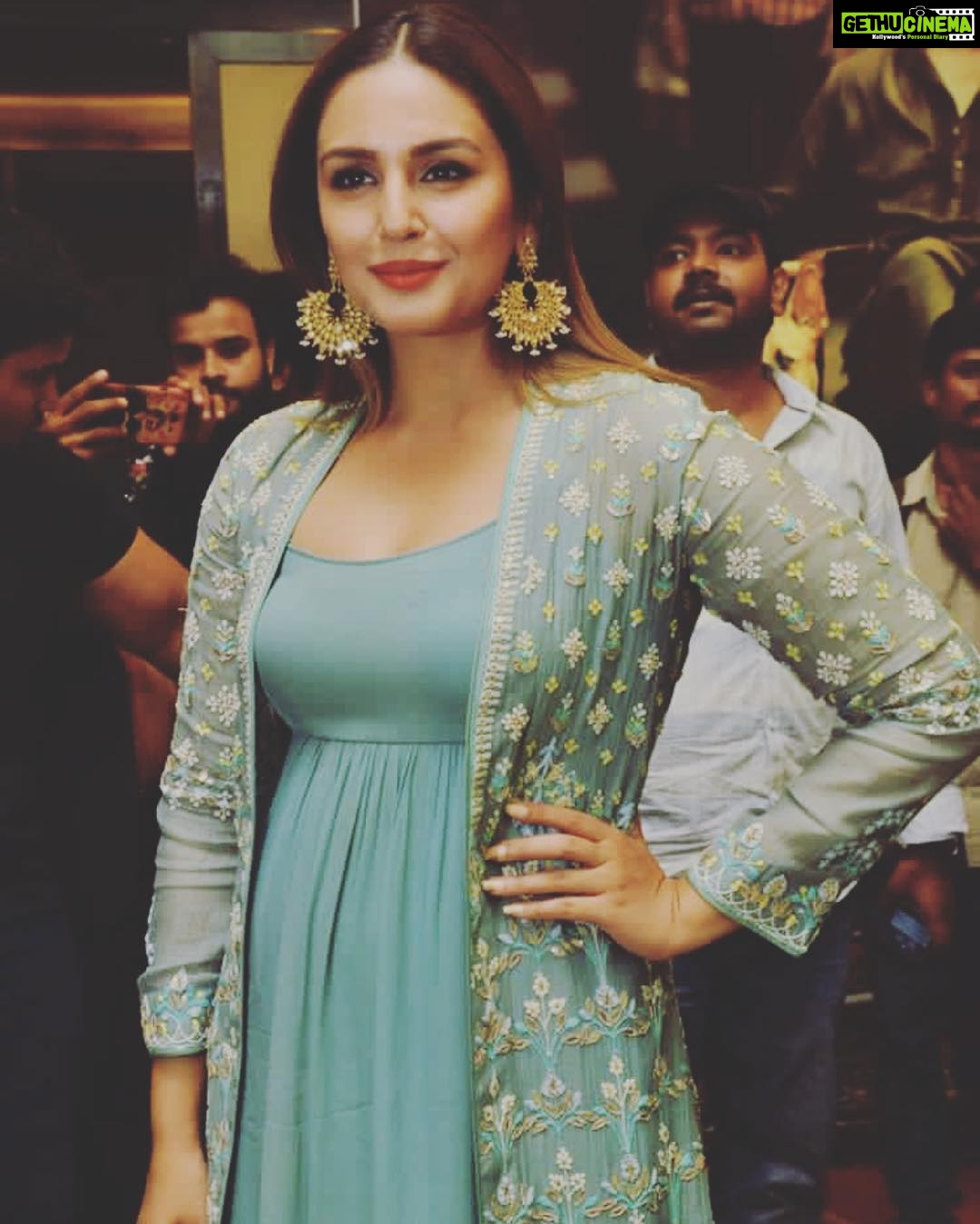 Huma Qureshi Instagram - Thank you dressing me up @anitadongre Lovely outfit and jewelry for #Kaala promotions 🖤🖤 #promotions #humaqureshi #summer #dressing #actorslife @theanisha