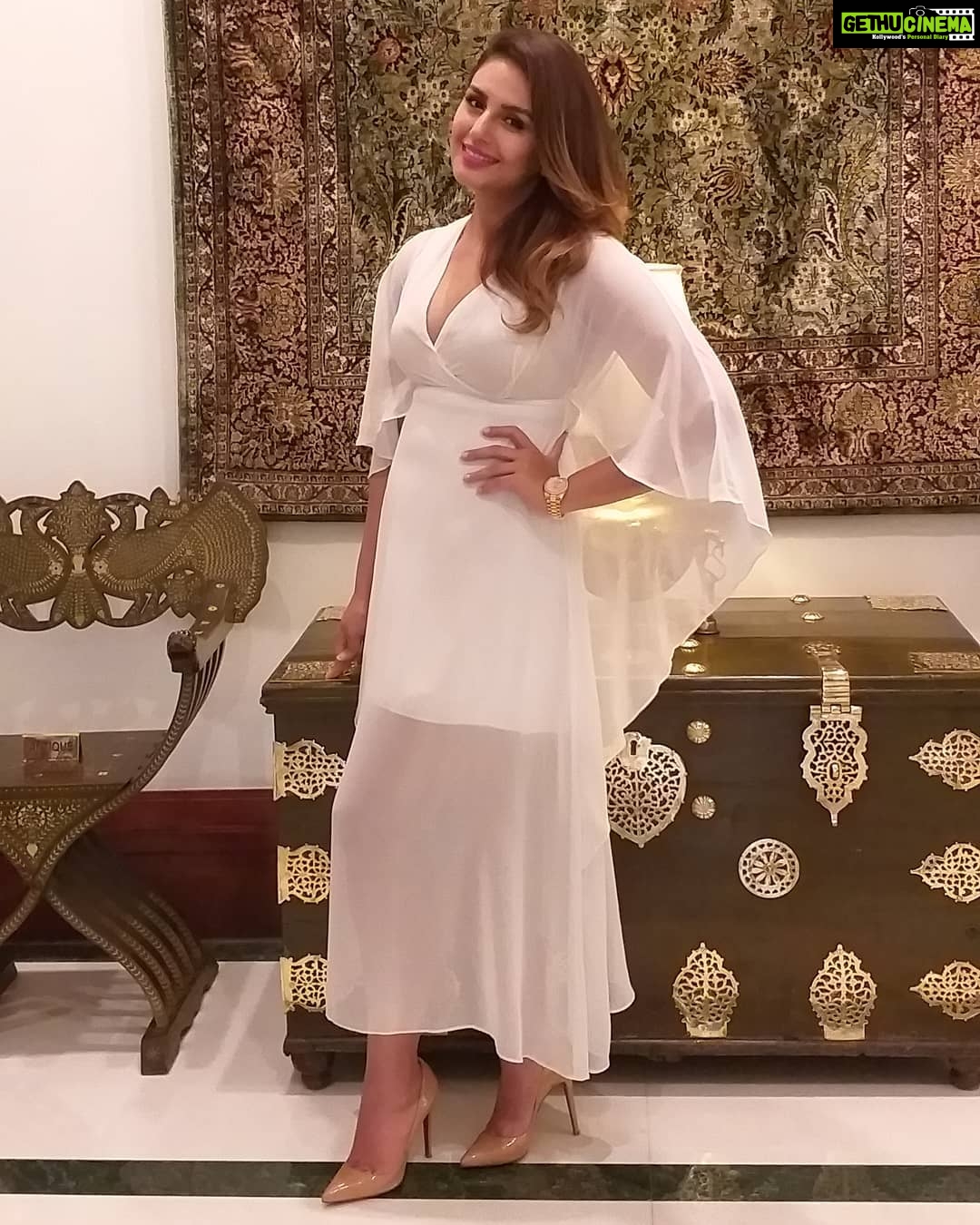 Huma Qureshi Instagram - So this is what #ToInfinityAndMore was all about! The stunning #GalaxyJ6 and #GalaxyA6 with super AMOLED Infinity display are simply brilliant. And the dual camera with live focus delivers awesome bokeh pics. Don’t you think? @theanisha @manjarisinghofficial @nautankichaiti #lucknow #samsung #humaqureshi #white @rolex @louboutinworld