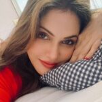 Isha Koppikar Instagram - When it’s bright and sunny but all you want to do is take a nap…. 😴 #itookanap #naptime #thingsiwanttodo #sleep #trendingreels #reelsinstagram #feelkaroreelkaro #nap #londondiaries #travel #transition London, United Kingdom