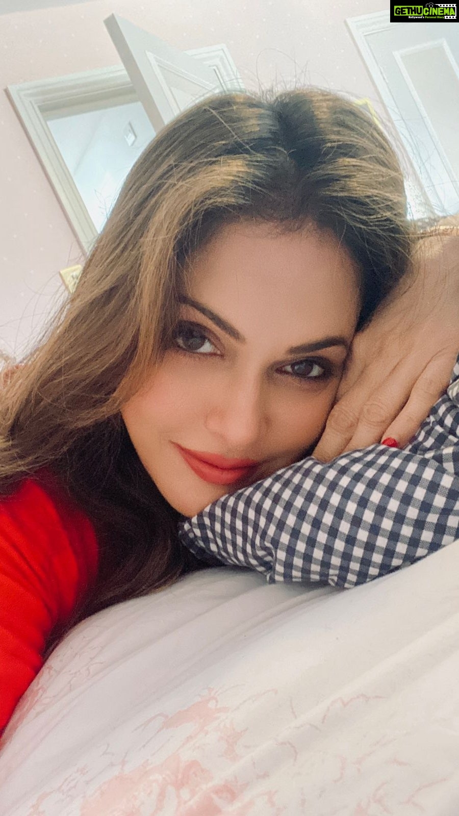 Isha Koppikar Instagram - When it’s bright and sunny but all you want to do is take a nap…. 😴 #itookanap #naptime #thingsiwanttodo #sleep #trendingreels #reelsinstagram #feelkaroreelkaro #nap #londondiaries #travel #transition London, United Kingdom