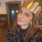 Isha Koppikar Instagram - Sometimes your just have to throw on a crown and remind them who they’re dealing with 😉 #monday #mondaymood #queening #crown #beamazing #youbeyou #ishakoppikar #thoughtoftheday #qotd