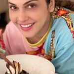 Isha Koppikar Instagram - Who can say no to a chocolate 😍? What’s your go to dessert? #ishakoppikarnarang #ishakoppikar #chocolate #chocolatelover #dessert #london #travel #travelgram #yummy #yummyinmytummy #eeeeeats #reelsofinstagram #foodie