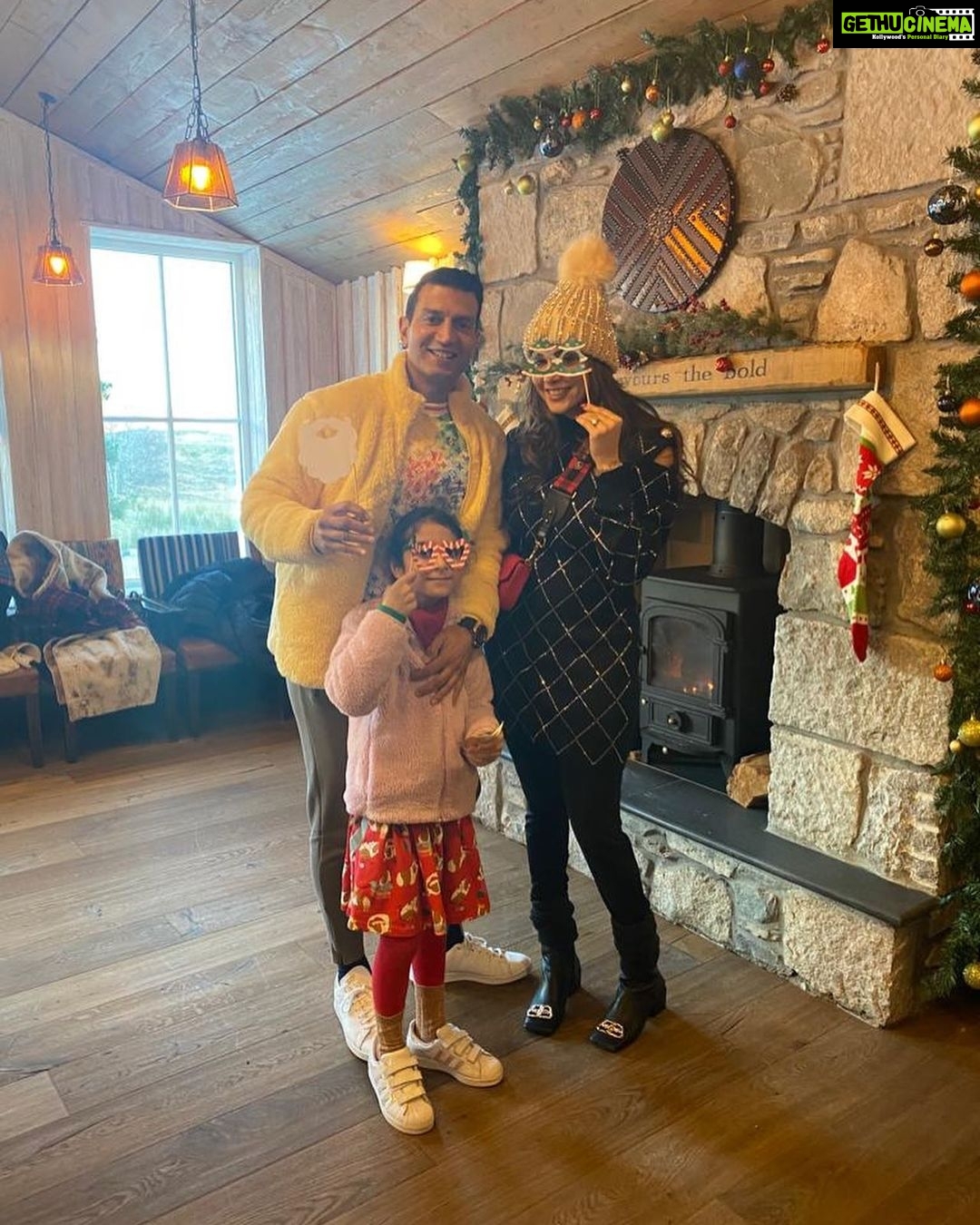 Isha Koppikar Instagram - Merry Christmas from the Narangs ❤️🎄✨ @theblacksheephotels @cluanieinn #merrychristmas #christmas #family #famjam #narangs #happiness #joy #christmasdecor #christmas #christmastime #christmasmood #mood #happyholidays #christmascrackers Cluanie Inn