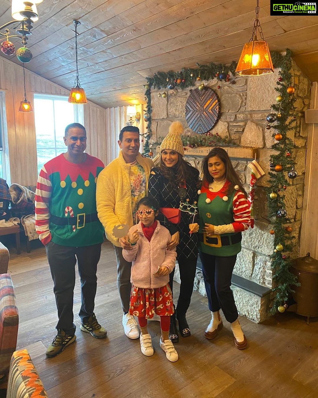 Isha Koppikar Instagram - Merry Christmas from the Narangs ❤️🎄✨ @theblacksheephotels @cluanieinn #merrychristmas #christmas #family #famjam #narangs #happiness #joy #christmasdecor #christmas #christmastime #christmasmood #mood #happyholidays #christmascrackers Cluanie Inn