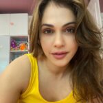 Isha Koppikar Instagram – I’m the yellow flame that lights up even the darkest of nights. 🔥 

#lightup #wakeupandsmile #riseandshine #yellowmood #shinebright #beyourownkindofbeautiful #selfie #morningmessage #positivevibes Mumbai, Maharashtra