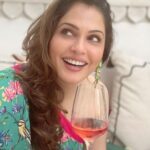 Isha Koppikar Instagram - Starting my fruit juice diet. Bottoms up 🍷😂 #newdaynewstart #fruitjuicediet #behappy #happinessiscontagious #spreadsmile #creatingmagic #celebratinglife #loveyourself #bethebestversionofyou #celebrateeveryday