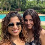 Isha Talwar Instagram – To the best party thrower in town @mymalishka who insisted we throw parties of similar nature 😂🖤 no pressure @slimshetty @bhavnaruparel… Cheers to many unmentionable things :p and crazy laughters!!!! #dostkabudday #saheli #alibaug #joy #sunkissed #childlike #poolkephool #bloodyfools #cake #anotheryearwiser #notme :)