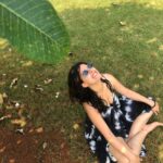 Isha Talwar Instagram - Alibaug se aayi hoon main... !!!! #green #grass #tieanddye #thegoodlife #weekend #earth @alpareena I want to live in this dress forever! 🖤