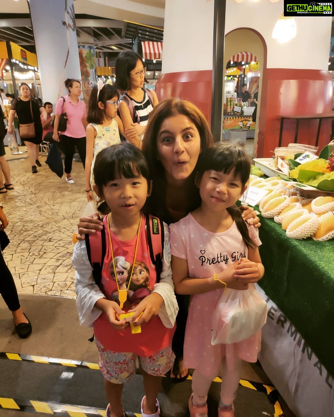 Isha Talwar Instagram - Mang-OOOO!!! Such fun to meet like minded little people in local markets !!! #thailaaaaaaaaan