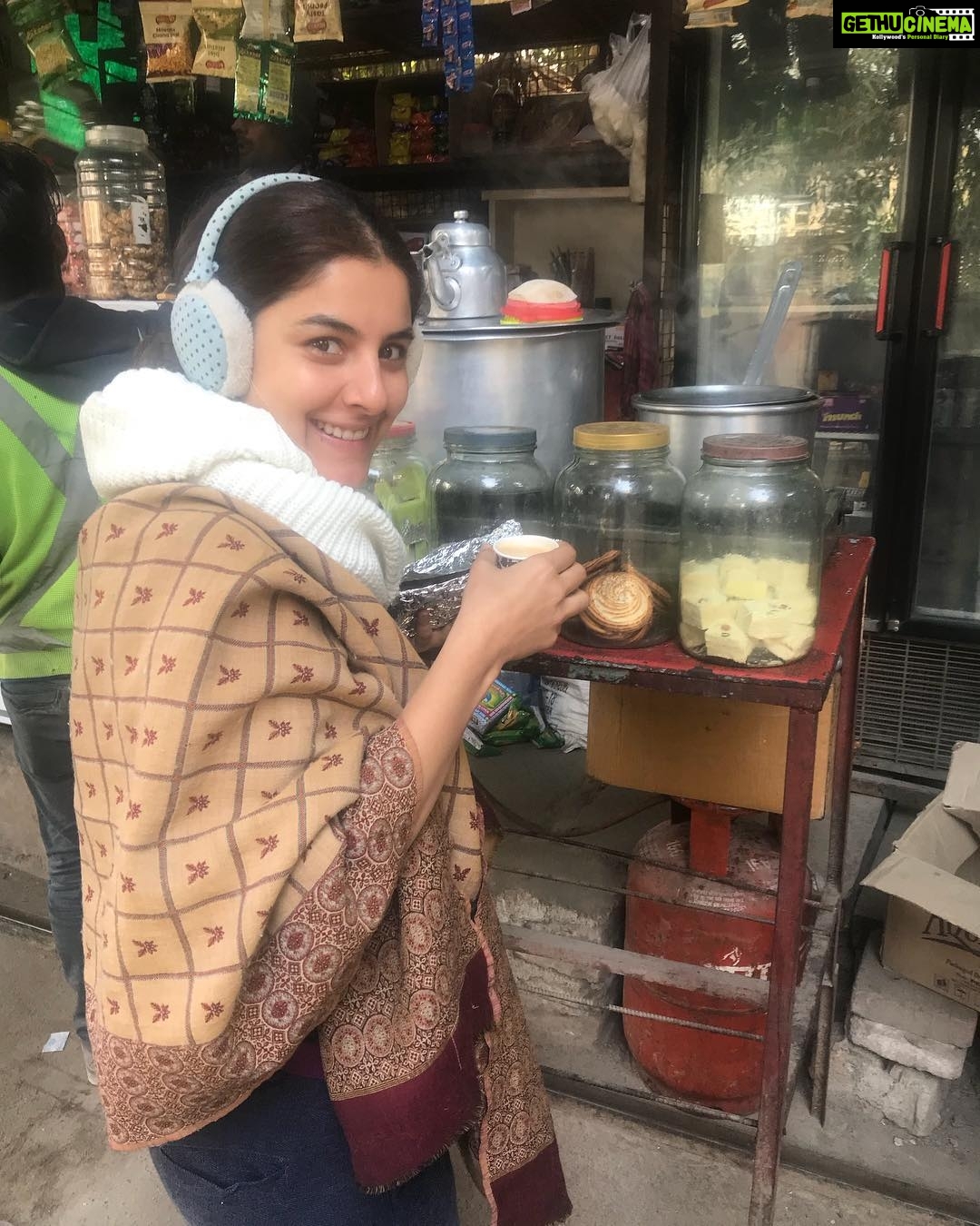 Isha Talwar Instagram - Delhi winters call for some ‘Tapri’ chai ! #roadside #delhi #winters #parathas #chai