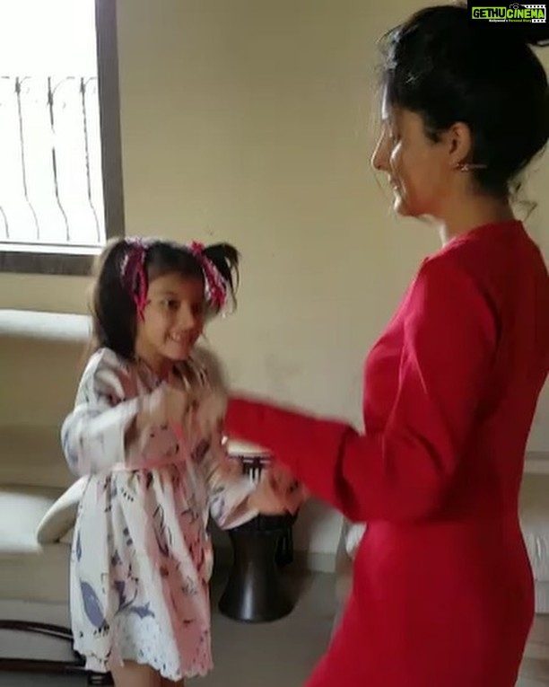 Isha Talwar Instagram - #throwback to a really fun Christmas when the little one had no teeth !! Merry merry everybody🌲🌲🌲 #auntneice