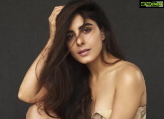 Isha Talwar Instagram - From being the most nervous version of myself to enjoying the 📷is quite a feeling,thanks to @rahuljhangiani @loveleen_ramchandani @manishamelwani Outfit @lolabysumanb 💜💜