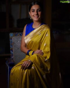 Isha Talwar Instagram - Not a matrimony photo shoot 😛😏

Photographer: @jeesjohnphotography
Stylist: @shnoy09
HMU: @makeup_and_hair_by_samson_lei
Saree: @raw_mango
Jewellery: @anmoljewellers