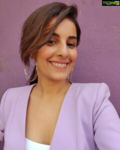 Isha Talwar Instagram - Laal phool... neela phool... ye lo Madhuri bhabhi as a lilac phool 😛

HMU: @anuradha.raman18193 
Stylist: @shnoy09
Jewellery @azotiique