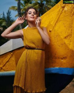 Isha Talwar Instagram - This dress is mustard color and ismein koi दो-राई nahin 😛