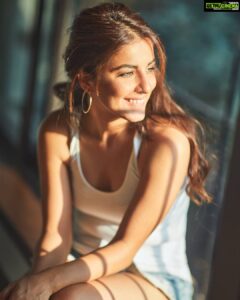 Isha Talwar Instagram - Maine sun ko chun liya hain 💛💁🏻‍♀️

.
.

Shot by: @sheldon.santos
Hair stylist: @ashisbogi