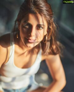 Isha Talwar Instagram - कभी धूप, कभी छाँव! 💛

.
.

Shot by: @sheldon.santos
Hair stylist: @ashisbogi