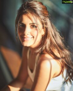 Isha Talwar Instagram - Sunshine is my signature color 🤎

Happy 2021 💫

.
.

Shot by: @sheldon.santos
Hair stylist: @ashisbogi