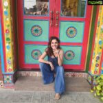 Isha Talwar Instagram – Door se dekha toh ek door dikha… paas aake dekha toh socha ki ek a-door-able pose kar leti hoon 😛