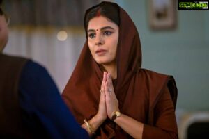 Isha Talwar Instagram - एक दिन Phone आया Casting Bay वालों ने बुलाया, वहाँ पहली बार मिले आप सबकी माधुरी भाभी से, उस कमरे से लखनऊ और लखनऊ से आप सबके दिल तक पहुँचने के सफ़र में, जिन साथियों की मेहनत और साथ रहा उन सबका दिल से शुक्रिया|
लखनऊ का मेहमान नवाज़ी के लिए शुक्रिया, उन थकान मिटाने वाली चाय, वज़न बढ़ाने वाले लज़ीज़ छोले भटूरों और ढेरों अमिट यादों के लिए शुक्रिया|
और अंत में आप सब को माधुरी भाभी की तरफ़ से तहें दिल से शुक्रिया, बहुत सारा प्यार और धन्यवाद,
बस ये मत पूछना की मिर्ज़ापुर का Season-3 कब आएगा|
 ~~~
@yehhaimirzapur @primevideoin @excelmovies @alifazal9 @divyenndu @battatawada @rasikadugal  @faroutakhtar @ritesh_sid #PuneetKrishna @gurmmeetsingh @mihirbd @vineetkrishna01 @kapoorbaba @anilakkidop @kulbhushan.kharbanda @castingbay :)