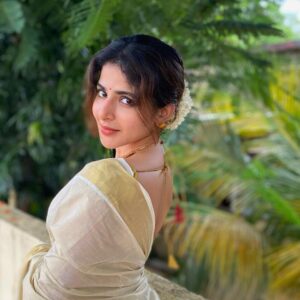 Iswarya Menon Instagram - Let this Onam bring you a lot of good luck, peace of mind, happiness & all that you wish 💫 
Sending you lots and lots of love 😘
.
#happyonam #onamashamsakal