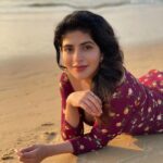 Iswarya Menon Instagram - Sky above , sand below , peace within ♥️