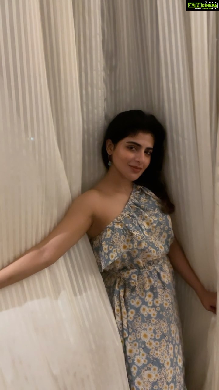Iswarya Menon Instagram - Ennai Thoduvaai Medhuvaai Padarvaai Enraal Nuraiyaai Karaiyum Alaiyae 🌊💙😍 . #kadhalsadugudu #favouritesong