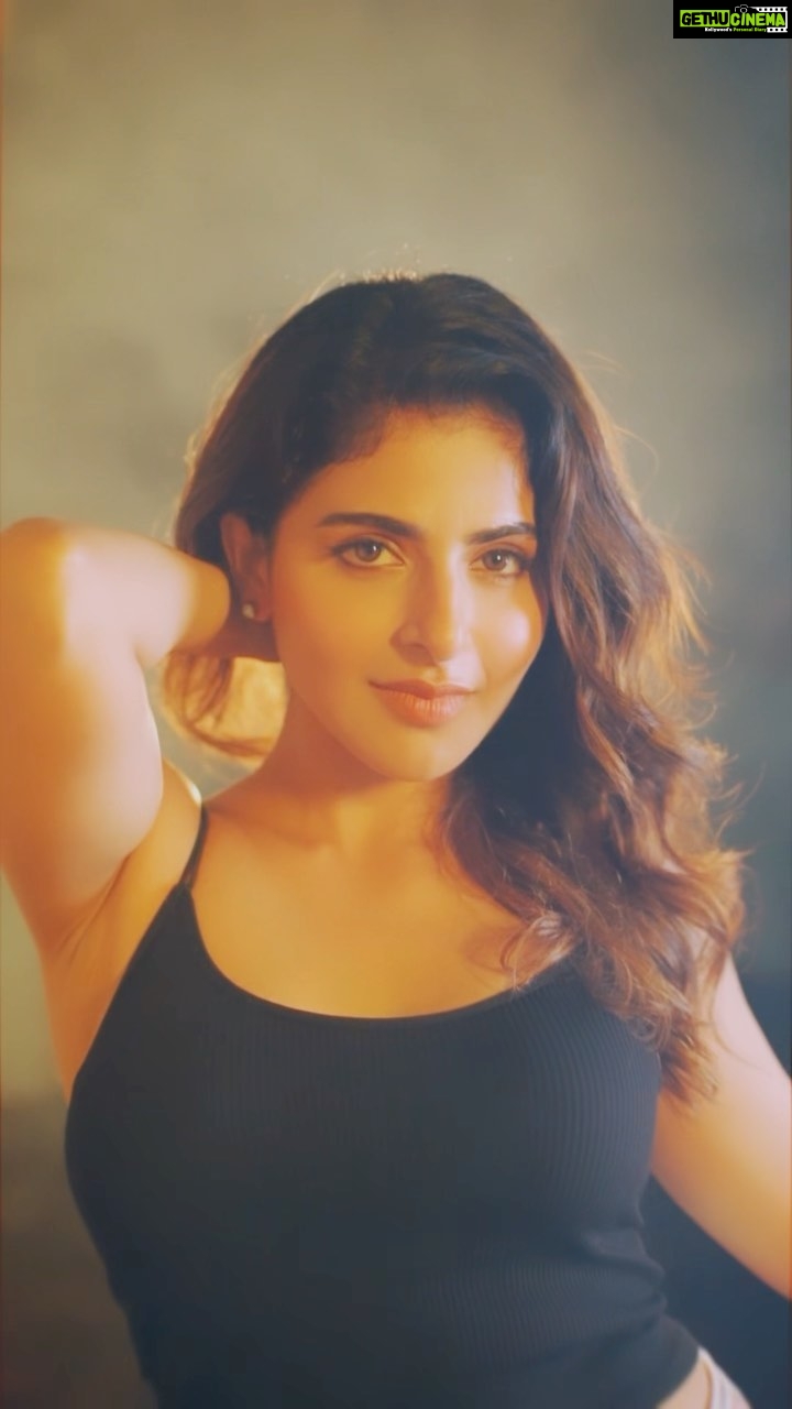 Iswarya Menon Instagram - Colourful, Chaotic & Compassionate ❤🔥 . . . 📷 @storiesbypreetham Styling @paviiiee_08 Makeup @kalwon_beauty Hair @ganesh_hair_architect