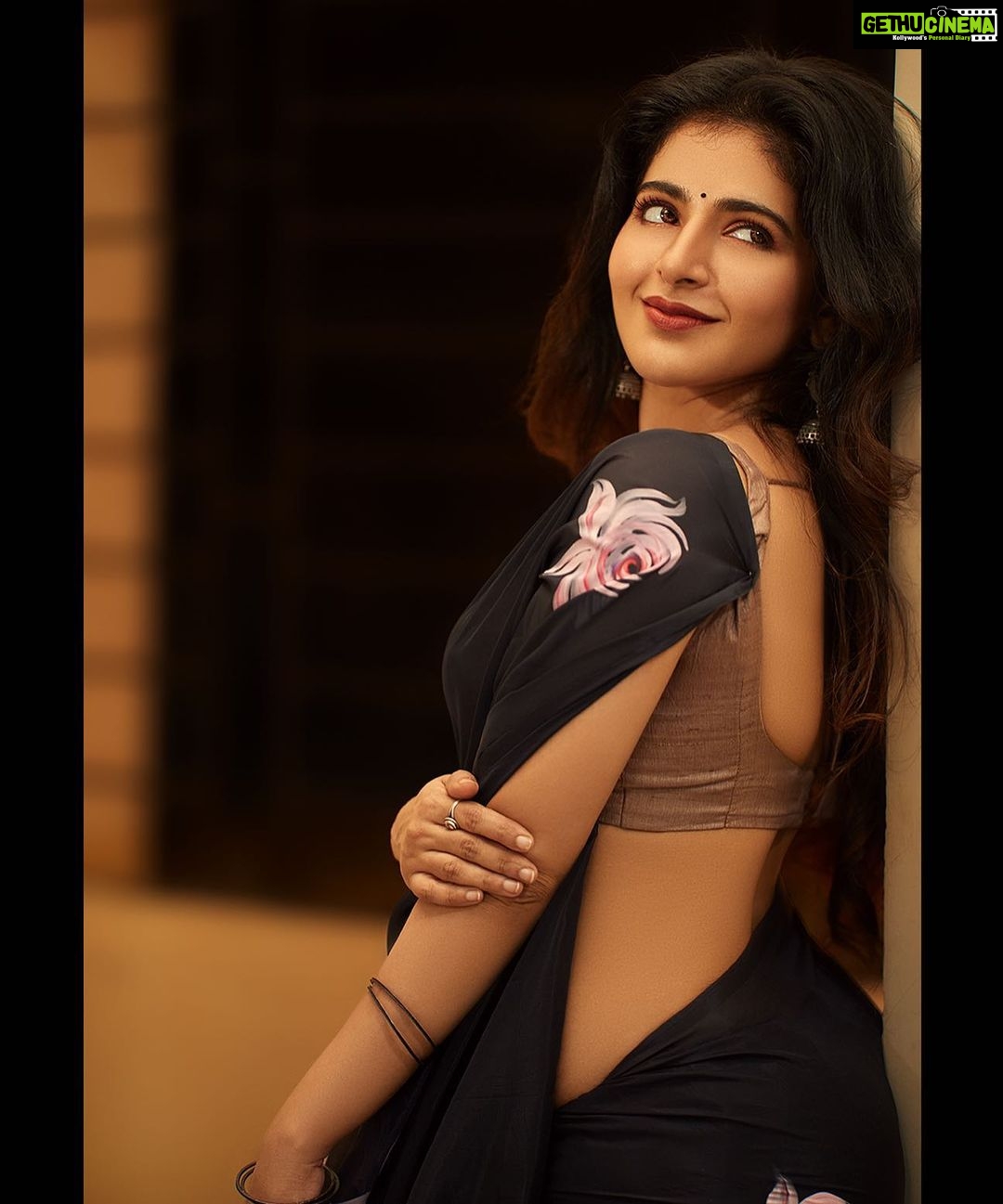 Iswarya Menon Instagram - 🖤💫 . . @camerasenthil • @artistrybyfathi • @yoshnasbyela • @the_pixchanger