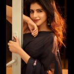 Iswarya Menon Instagram - 🖤💫 . #blacksaree #sareeiselegance 😉 . 📷 @camerasenthil Mua & hair @artistrybyfathi Styling @yoshnasbyela @the_pixchanger