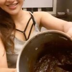 Iswarya Menon Instagram - SUGAR YES PLEASE 🤤😍 . Not a brownie making specialist.. just saying 👻 . Courtesy my girls 😘 @pallavi.kashyap & @aathuoninsta Love u both so damn much 🐒🙈❤️