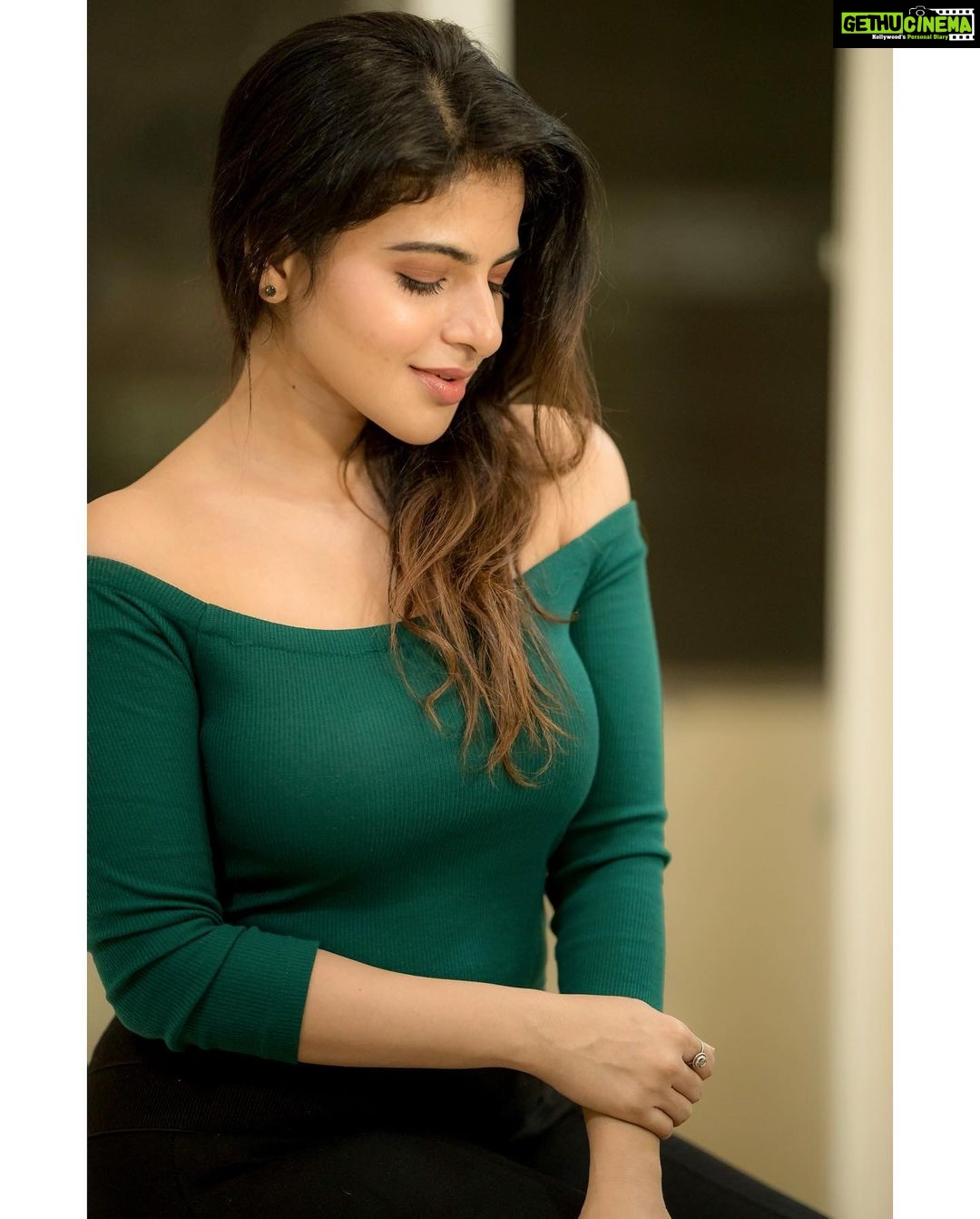 Iswarya Menon Instagram - Shy but curious 😉👀 . . @camerasenthil @artistrybyfathi