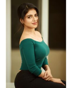 Iswarya Menon Instagram - Stay TrUe in the dark & HuMbLe in the spotlight ✨💫⭐️
.
.
 @camerasenthil 
@artistrybyfathi 
@the_pixchanger