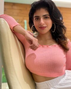 Iswarya Menon Instagram - 2 M 🙏🏼 Thank you ❤️ All I have is gratitude for all the love that you shower on me . I love you 😘
