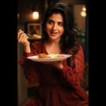 Iswarya Menon Instagram – All of you know by now that Food makes me really happy 😜
So the expressions were quite natural you see 😜😂😂
.
Loved working on this TVC for @knorr_india chicken cubes💫